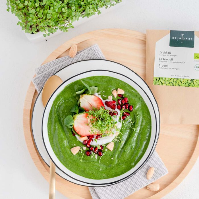 Frühstücksbowl mit Brokkoli Microgreens